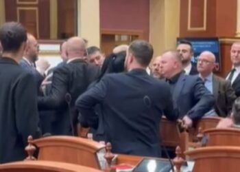 Tensionet në Kuvend, Flamur Noka godet me shishe uji Taulant Ballën pas ndërprerjes së seancës (VIDEO)