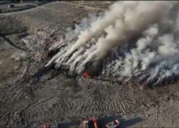 Zjarri në Bushat ende aktiv, retë  e tymit kërcënojnë shëndetin e qytetarëve