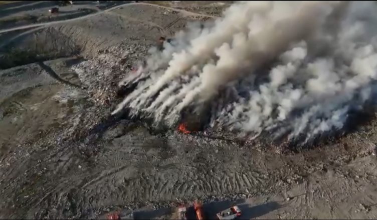 Zjarri në Bushat ende aktiv  retë e tymit kërcënojnë shëndetin e qytetarëve