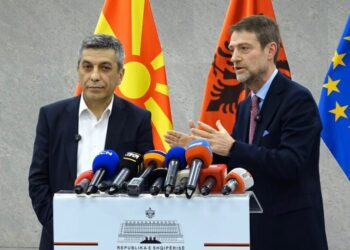Ministri Hoxha krah kryetarit të LD-së në RMV: Nuk ka tymnajë që hyn mes nesh!