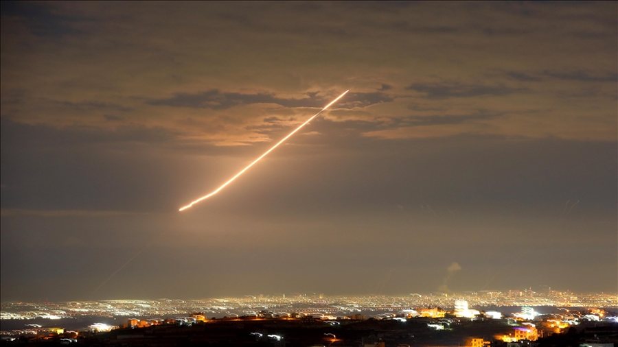 Breshëri sulmesh  sistemet e mbrojtjes ajrore të Emirateve të Bashkuara Arabe reagojnë ndaj 79 raketave dhe dronëve iranianë