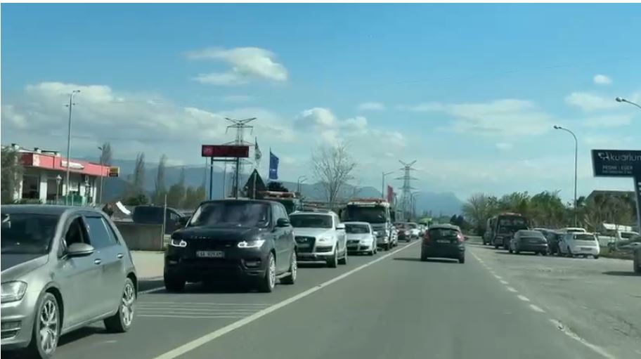 Emigrantët kthehen në vendlindje për Pashkët  Trafik i rënduar në akset Lezhë Laç e Lezhë Shkodër