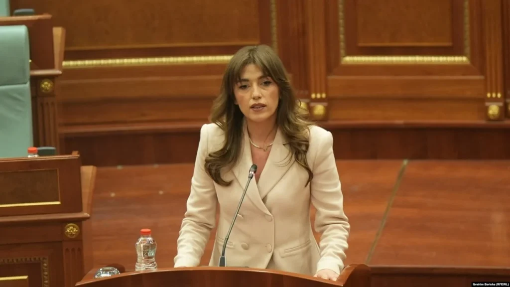 Nga protestat në rrugë, te arrestimet disa herë/ Kush është Albulena Haxhiu, presidentja e përkohshme e Kosovës