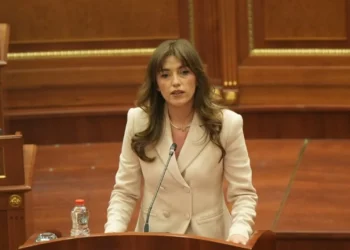 Nga protestat në rrugë, te arrestimet disa herë/ Kush është Albulena Haxhiu, presidentja e përkohshme e Kosovës