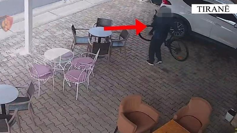 Autor i 4 vjedhjeve të tjera në Tiranë  kamerat nxjerrin zbuluar 26 vjeçarin duke vjedhur biçikletën