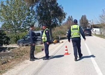 Dyshohet se tentoi të parakalonte makinën, ndërron jetë drejtuesi i motoçikletës
