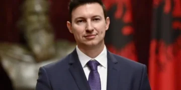 Ambasadori i Shqipërisë në Shkup, mesazh të koduar para protestës për gjuhën shqipe: Një burrë shteti mendon për brezin e ardhshëm