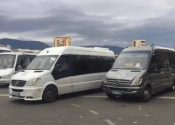 Efektet e rritjes së çmimit të naftës, shtrenjtohen biletat për linjën Korçë-Tiranë! Qytetarët do paguajnë 200 lekë më shumë