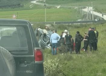 Makina del nga rruga në Vlorë dhe përmbyset, tre të plagosur, mes tyre dy fëmijë