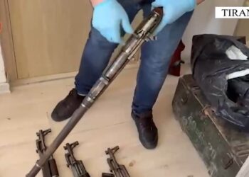 Zbulohet bazë armatimi në Tiranë, arrestohet 66-vjeçarja
