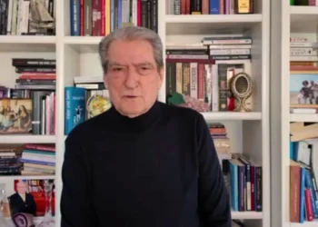 “Mashtron për rrogat dhe pensionet”, Berisha i përgjigjet Ramës: Pensionistët marrin sa 2 kg domate në muaj
