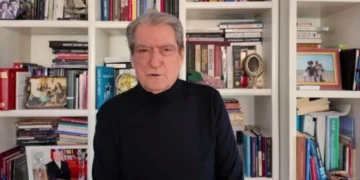 “Mashtron për rrogat dhe pensionet”, Berisha i përgjigjet Ramës: Pensionistët marrin sa 2 kg domate në muaj