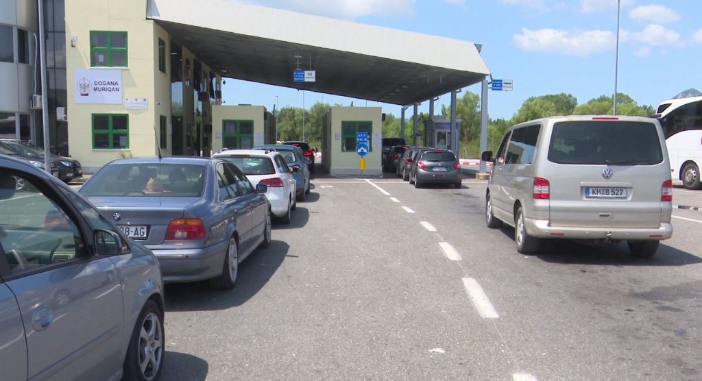 Dogana shqiptare  Bllokim i përkohshëm për mjetet e tonazhit të rëndë në kalimet drejt Malit të Zi  Serbisë dhe Bosnjes