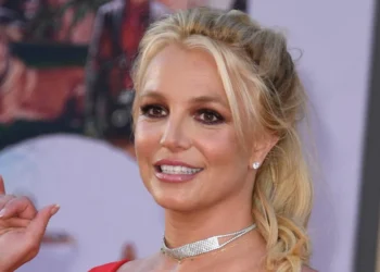 Një muaj pas arrestimit, Britney Spears shtrohet në një qendër rehabilitimi