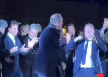 Sekretari i ardhshëm i Shëndetësisë i Hungarisë bëhet viral duke kërcyer në skenë pas fitores (VIDEO)