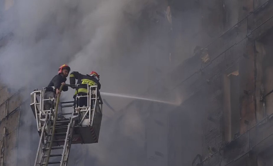 Zjarri shkrumboi mbi 30 apartamente në Tiranë  katër të arrestuar  Në kërkim ndërtuesi