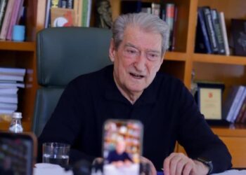 Ndjekësi i ankohet Berishës: Na mbytën me gaz, a do ngujohemi në shesh? Kreu i PD: Çdo variant do studiohet