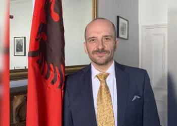 Ambasadori shqiptar në Mbretërinë e Bashkuar letër të hapur ‘The Guardian’: Shqiptarët në Britani po ‘demonizohen’ e paragjykohen
