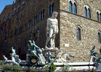 Incident në Firence/ Turistja dëmton statujën e “Biancone”, ngjitet për t’i prekur pjesët intime