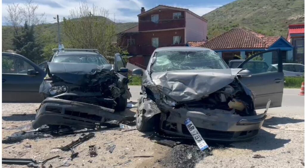 Përplasen dy makina në Maliq Korçë  3 të plagosur rëndë