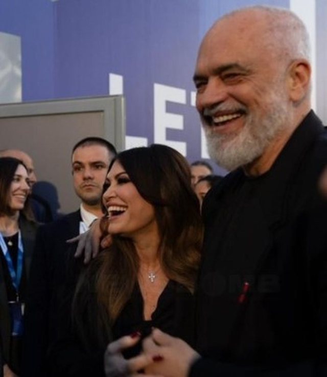 Rama dhe ambasadorja Kimberly takohen edhe në Greqi  shfaqen të përqafuar dhe duke buzëqeshur