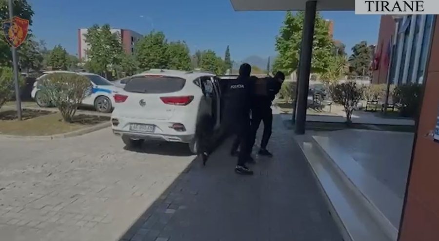 Theu masën  Arrest në shtëpi  dhe vodhi në dy banesa  pranga të riut në Astir