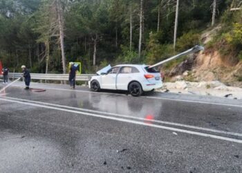 Aksident i frikshëm në Vlorë/ Barriera e rrugës ndan në dysh makinën, shpëton i riu