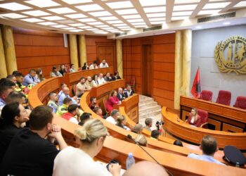 Ristani mbledh strukturat, njofton aksionin për sigurinë ndaj zjarrit: Kontrolle për të gjitha objektet me leje nga Bashkia e Tiranës