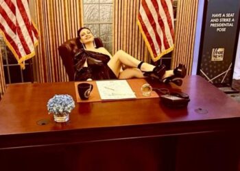 ”I zë vendin Trump-it”, këngëtarja shqiptare këmbë për mbi këmbë në zyrën Ovale të Shtëpisë së Bardhë