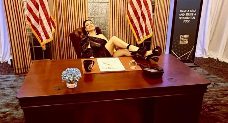  I zë vendin Trump it   këngëtarja shqiptare këmbë për mbi këmbë në zyrën Ovale të Shtëpisë së Bardhë