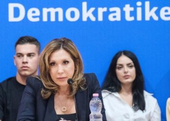 “Do e çoj me email, kllounë”/ Evi Kokalari dërgon avokatin të dorëzojë kandidimin për kreun e PD, roja nuk e lejon të futet në seli