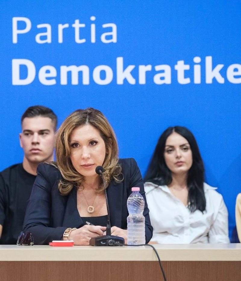  Do e çoj me email  kllounë   Evi Kokalari dërgon avokatin të dorëzojë kandidimin për kreun e PD  roja nuk e lejon të futet në seli