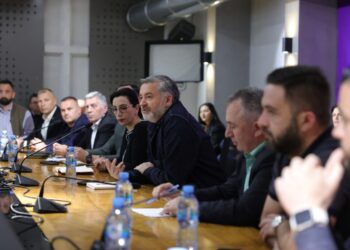 PS ‘ndez motorët’ për zgjedhjet lokale, Klosi mbledh kryebashkiakët socialistë në selinë rozë