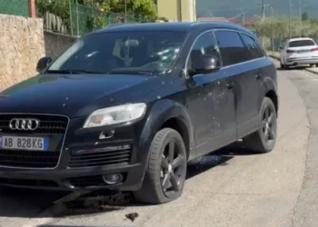 Atentati ku dyshohet se janë vrarë dy persona në Lezhë, makina e bërë “shoshë” nga plumbat