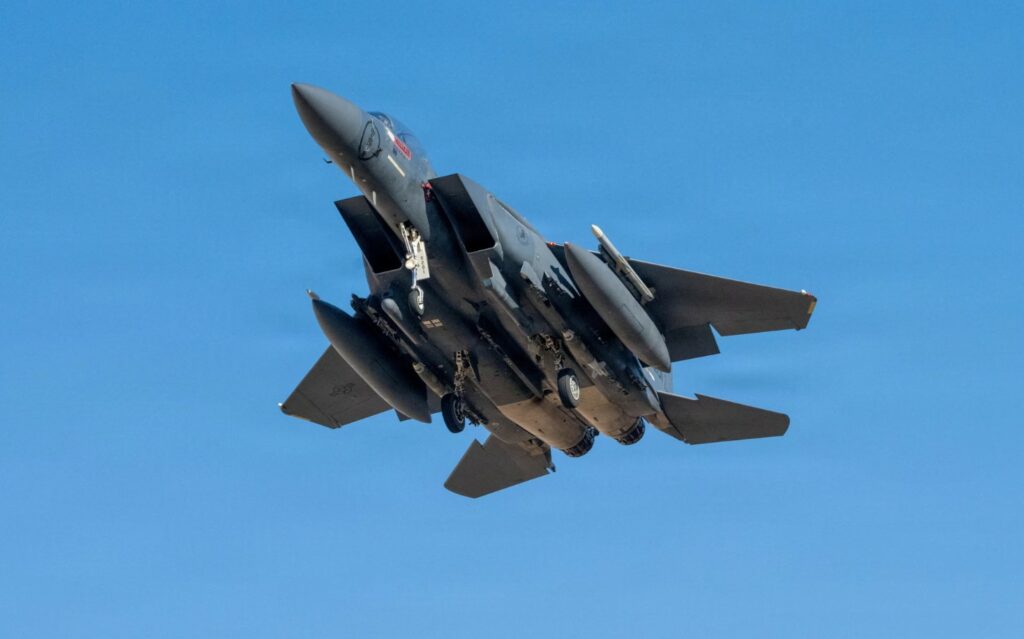 Avioni luftarak amerikan F 15E rrëzohet mbi Iran  nis operacion urgjent shpëtimi për ekuipazhin