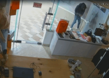 Një 30-vjeçar thyen xhamat e një qendre tregtare në Vlorë, Policia në kërkim