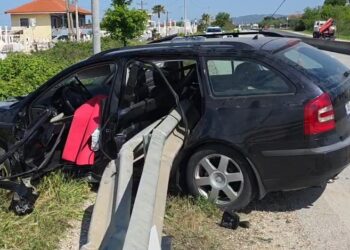 Aksident i trefishtë në Lushnje, shoferi nxirret nga makina me ndihmën e zjarrfikëses