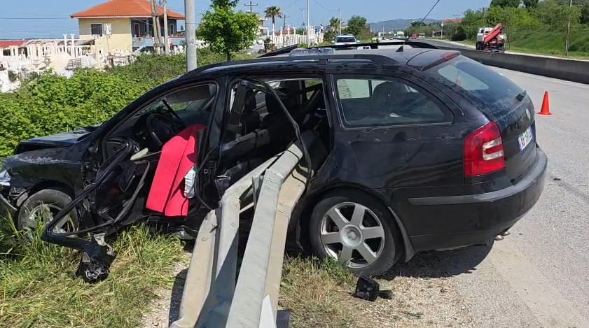 Aksident i trefishtë në Lushnje  shoferi nxirret nga makina me ndihmën e zjarrfikëses
