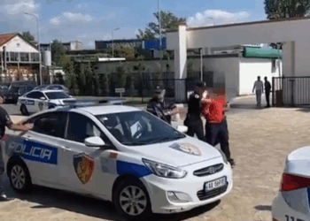 Në arrest shtëpie, por vijonte aktivitetin kriminal, 52-vjeçari kapet me drogë dhe armë