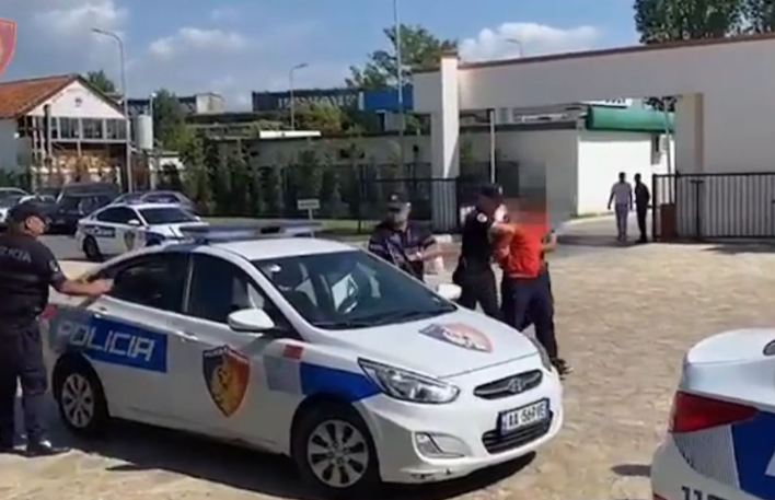 Në arrest shtëpie  por vijonte aktivitetin kriminal  52 vjeçari kapet me drogë dhe armë