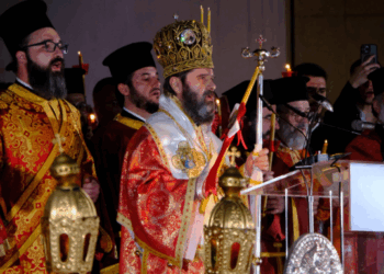 Pashkët Ortodokse, besimtarët ndezin qirinj dhe luten në katedralen “Ngjallja e Krishtit” në Tiranë