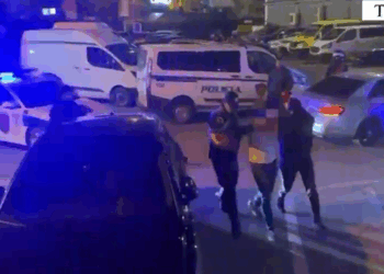 Arrestohet 25-vjeçari me kallashnikov në Tiranë, bashkëpunëtori shpallet në kërkim