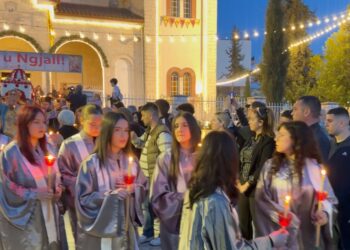 Besimtarët ortodoksë kremtojnë të Premten e Zezë, në Vlorë e Berat kryhet rituali i Epitafit