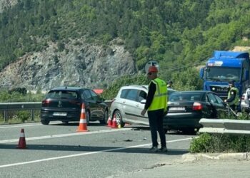 Aksident i rëndë te Rruga e Kombit, dy persona humbin jetën, pesë të tjerë plagosen dhe nisen me urgjencë drejt Traumës