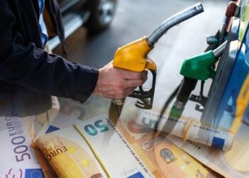 Nafta në bursë bie në 88 dollarë për fuçi, ekonomisti: Ja pse litri në Shqipëri duhet të ishte me 180 Lekë
