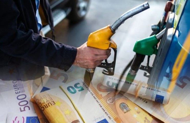 Nafta në bursë bie në 88 dollarë për fuçi  ekonomisti  Ja pse litri në Shqipëri duhet të ishte me 180 Lekë