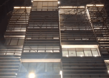 EMRAT / Goditja e call-centerave, 7 të arrestuar dhe 2 me ndalim dalje jashtë vendit. 80 të shoqëruar