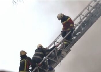 Pallati në flakë, zjarrfikësit hyjnë në ndërtesë dhe evakuojnë një banore