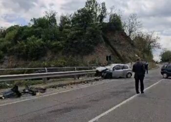 Aksident i rëndë në Dibër, dy makina përplasen “kokë më kokë”, 6 të plagosur
