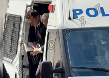 FOTOLAJM / Veliaj me “Fan Nolin” në dorë përballë Ols Dados tek “Administrativja”